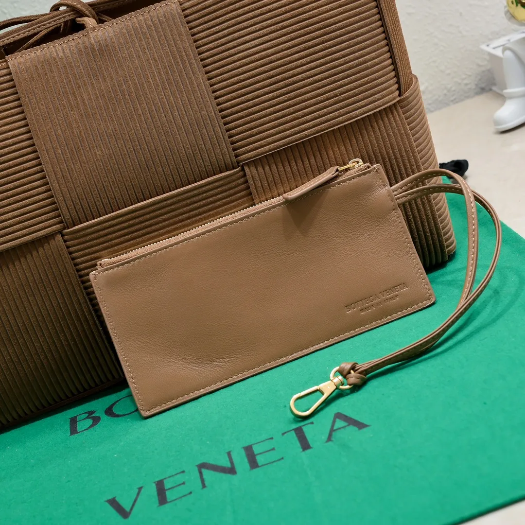 Batch 1960 large Arco tote handbag made of suede with embossed effect similar to corduroy texture, and logo Change it to the side panel😍The oversized woven design really makes it a huge gap from ordinary tote bags🔗🔗The interior is made of sheepskin, which leads the brand gene to continue to evolve with fresh inspiration🧬🧬 Showing the balance between luxury and reality. Made with Intreccio weaving technology, equipped with a detachable internal zipper pocket, size: 36*24*14, model: 9892#